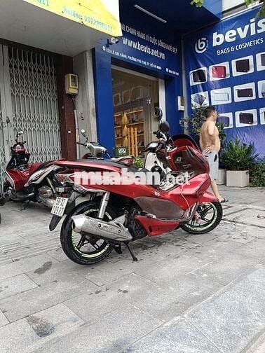 Xe tay ga Honda PCX 125 màu đỏ 2011.