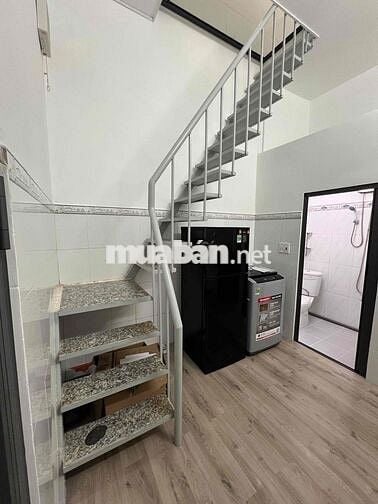 Nhà ban công Nguyễn Văn Linh - kế bên RMIT cho thuê. Full nội thất