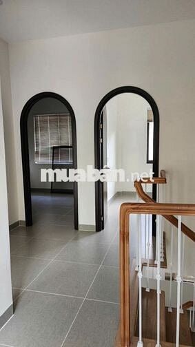 Cho thuê Nhà phố vườn 1 trệt 1 lầu mặt đường lớn nội thất cơ bản