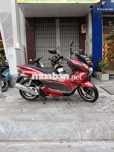Xe tay ga Honda PCX 125 màu đỏ 2011.