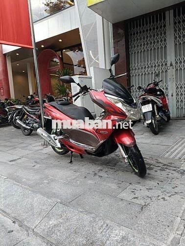 Xe tay ga Honda PCX 125 màu đỏ 2011.