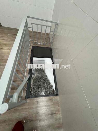 Nhà ban công Nguyễn Văn Linh - kế bên RMIT cho thuê. Full nội thất