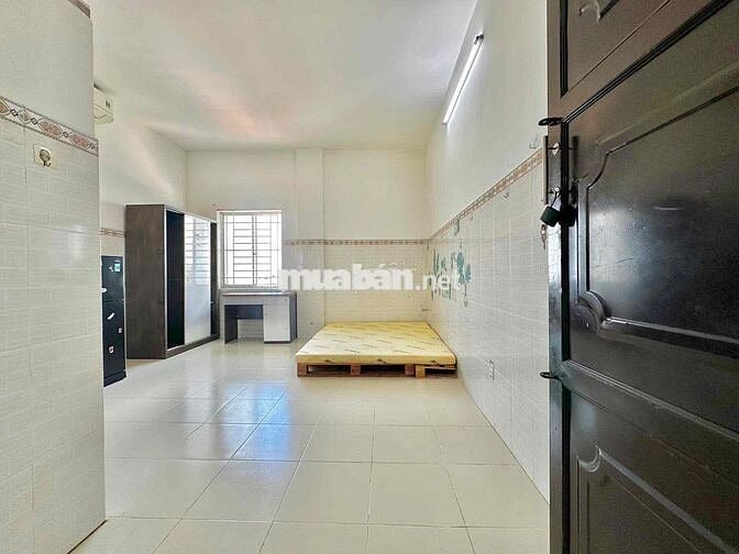 CHO THUÊ STUDIO CỬA SỔ TRỜI NẰM NGAY MẶT TIỀN ĐƯỜNG NƠ TRANG LONG