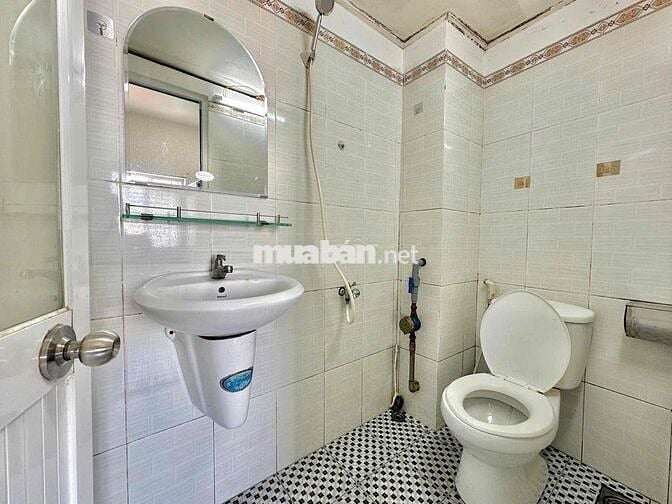 CHO THUÊ STUDIO CỬA SỔ TRỜI NẰM NGAY MẶT TIỀN ĐƯỜNG NƠ TRANG LONG