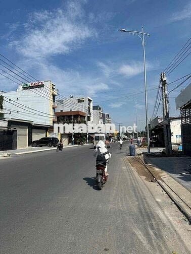 Kẹt ngân hàng bán nhà góc 2 mặt tiền kinh doanh gần Tân Đông Hiệp TPHC
