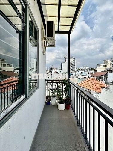 Cho thuê căn hộ tách bếp có ban công, có thang máy, gần chợ Tân Định