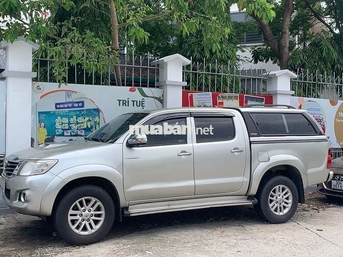 Toyota Hilux 2014 số sàn màu xám 1 cầu