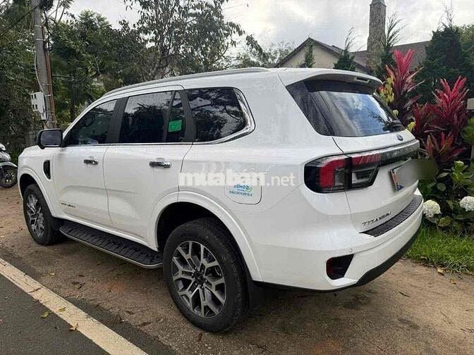 Ford Everest 2025 Titanium 2.0L 4x2 AT - 5000 km