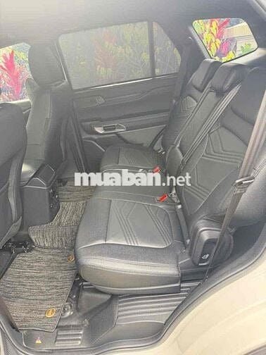 Ford Everest 2025 Titanium 2.0L 4x2 AT - 5000 km