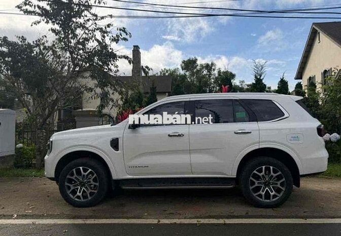 Ford Everest 2025 Titanium 2.0L 4x2 AT - 5000 km