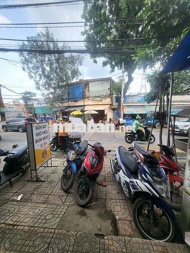 Nhà mặt tiền gần 2 trường  cấp 2-3