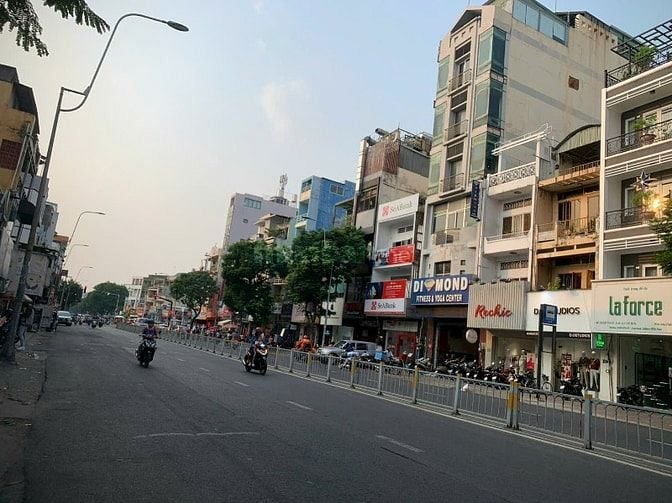 Chính Chủ bán GẤP nhà HXH đường CMT8 - Sổ sẵn - Giá F0 chưa qua ĐT