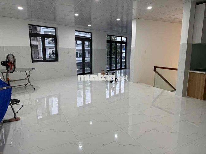 NHÀ MẶT TIỀN TRỆT LẦU 200m2 2PN MỚI KENG
