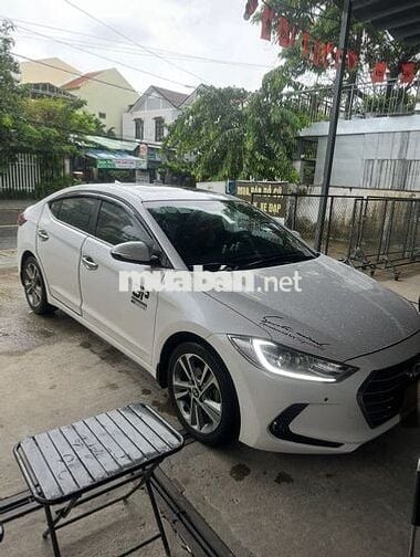 Hyundai Elantra AD số tự động 4 chỗ màu trắng