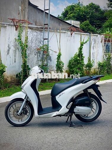 Xe máy Honda SH màu trắng sản xuất 2012