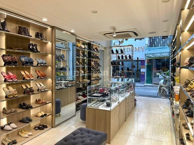 TIỆM GIÀY CỰC KỲ ĐẸP KINH DOANH SẦM UẤT TỐT KHU PHỐ TRUNG TÂM
