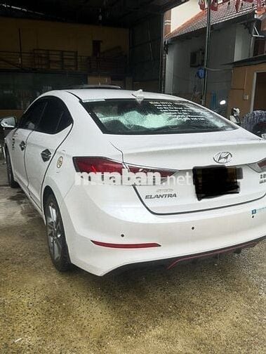 Hyundai Elantra AD số tự động 4 chỗ màu trắng
