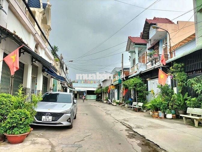 Tôi cần bán nhà Lầu Trệt gần chợ Tân long và ngã ba Ông xã Dĩ An