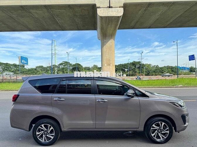 Toyota Innova G 2.0 AT 2022 màu đồng - 47000Km zin
