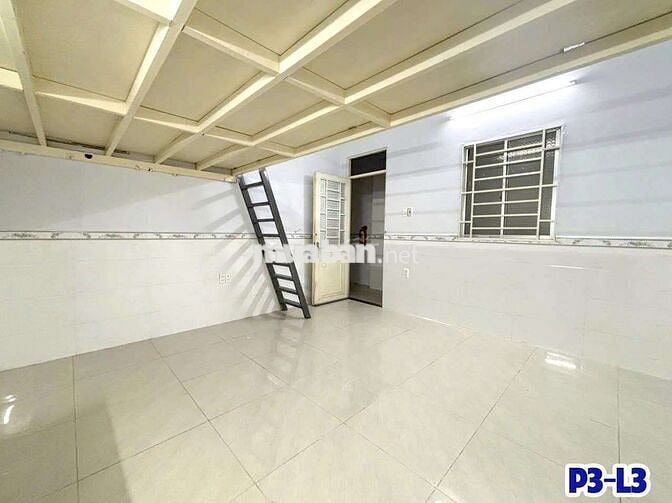 Phòng gác máy lạnh, có thang máy