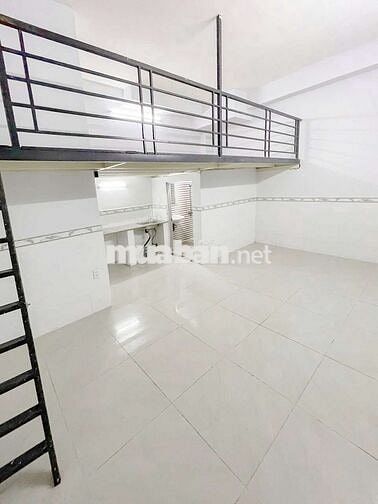 Phòng gác máy lạnh, có thang máy