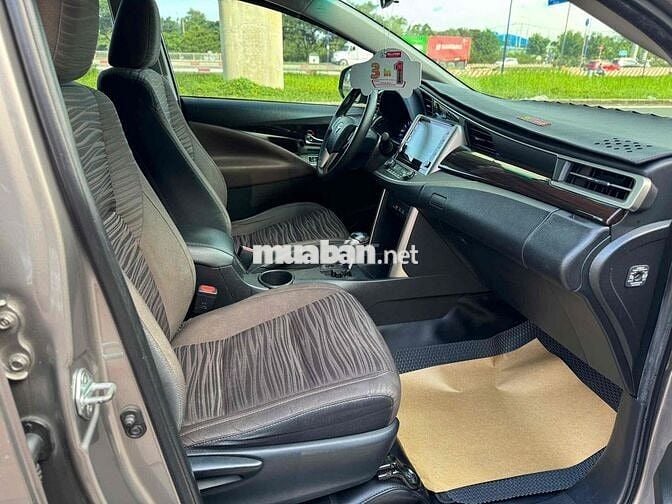 Toyota Innova G 2.0 AT 2022 màu đồng - 47000Km zin