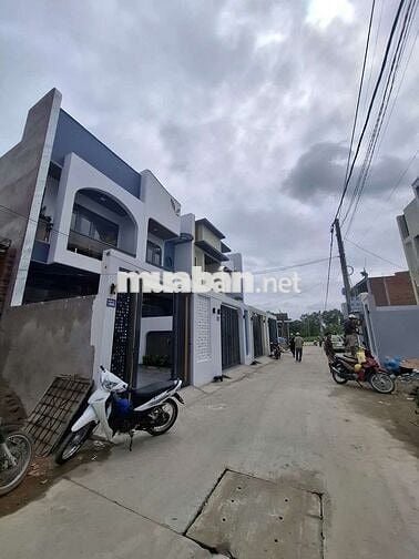 Nhà mới  1 trệt+1 lầu 4,5×30,5 ,3pn rộng sẳn nội thất kcn cầu Tràm