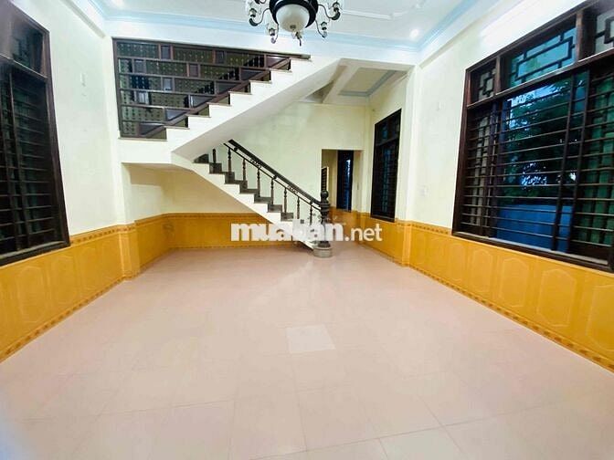 nhà 2 tầng 3 phòng ngủ ngay phố đi bộ ven sông Hương