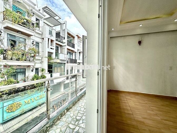 trống sẵn 1 phòng bancol full nội thất giá cực rẻ