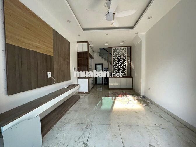 Bán Nhà đẹp 4TX33m2 ôtô đỗ cửa gần chợ, trường, điểm bus. Gía 2ty75