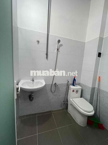 Cho thuê nhà mới ( 4m x 18m ) 1 phòng dưới và gác trệt trống suốt