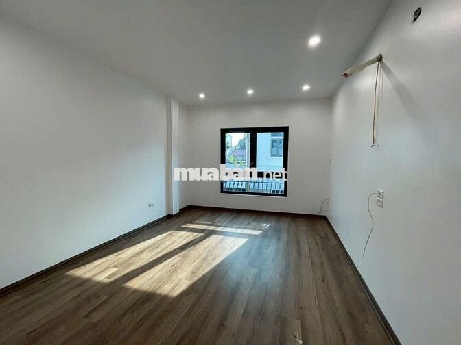 Bán Nhà đẹp 4TX33m2 ôtô đỗ cửa gần chợ, trường, điểm bus. Gía 2ty75