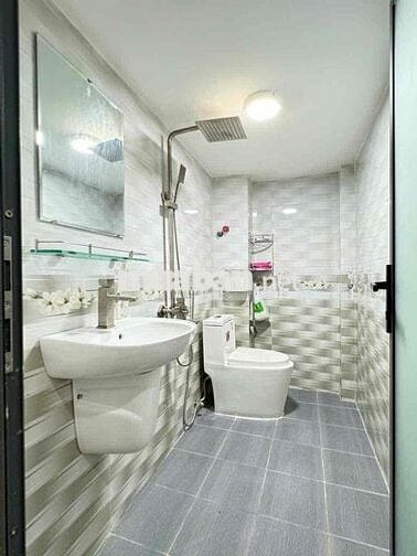 Nhà Mới Xây 100% DT 180m2 1Trệt 2Lầu 3Pn 3Wc Sân Thượng Hẻm Xe Tải