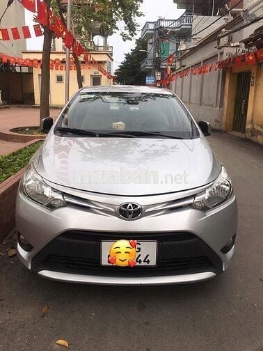 Ô tô Toyota Vios màu bạc 5 chỗ