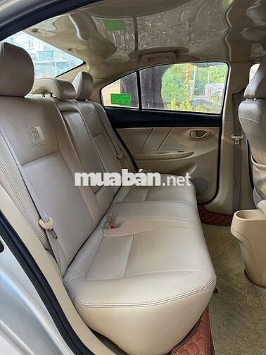 Ô tô Toyota Vios màu bạc 5 chỗ