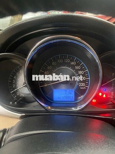 Ô tô Toyota Vios màu bạc 5 chỗ