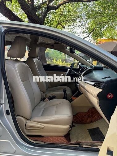 Ô tô Toyota Vios màu bạc 5 chỗ
