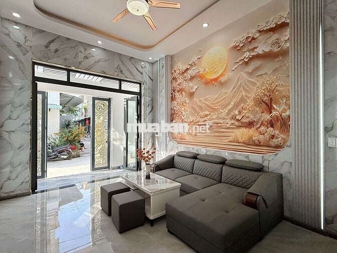 Nhà sổ Hồng riêng.sau chợ phú phong.có phòng ngủ dưới.tặng nội thất
