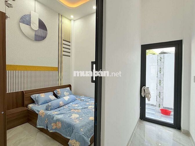 Nhà sổ Hồng riêng.sau chợ phú phong.có phòng ngủ dưới.tặng nội thất