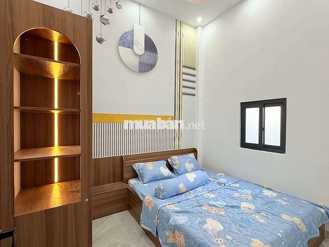 Nhà sổ Hồng riêng.sau chợ phú phong.có phòng ngủ dưới.tặng nội thất