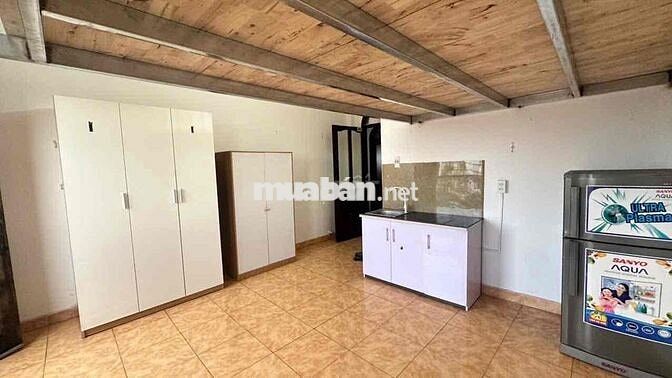 Phòng có máy lạnh ngay Cầu vượt quang trung