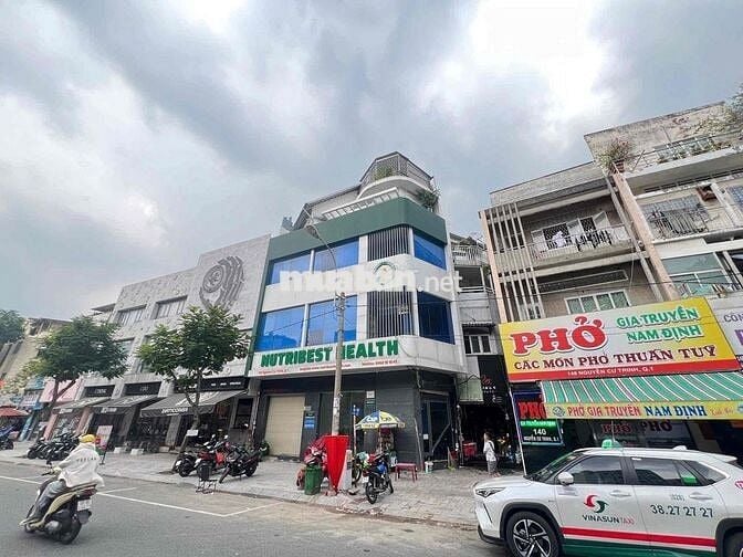 Tòa Nhà Văn Phòng kết hợp ở Mặt Tiền Q1