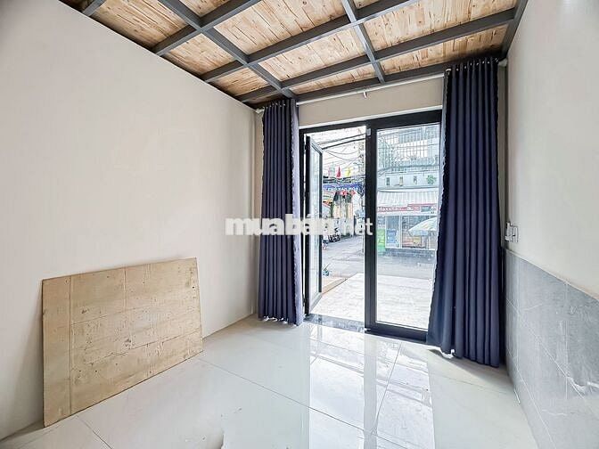 Mặt bằng 1 trệt 1 lửng, có chỗ ở lại, wc riêng. Đường ô tô, sân vỉa hè