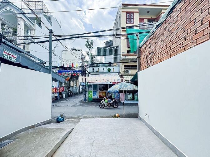 Mặt bằng 1 trệt 1 lửng, có chỗ ở lại, wc riêng. Đường ô tô, sân vỉa hè