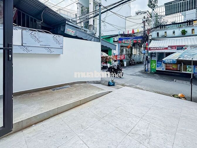 Mặt bằng 1 trệt 1 lửng, có chỗ ở lại, wc riêng. Đường ô tô, sân vỉa hè