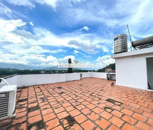 CHO THUÊ NHÀ SÂN VƯỜN 3 TẦNG FULL NỘI THẤT BẮC NHA TRANG GIÁ 20 TRIỆU