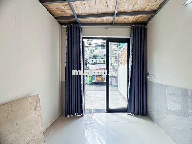 Mặt bằng 1 trệt 1 lửng, có chỗ ở lại, wc riêng. Đường ô tô, sân vỉa hè