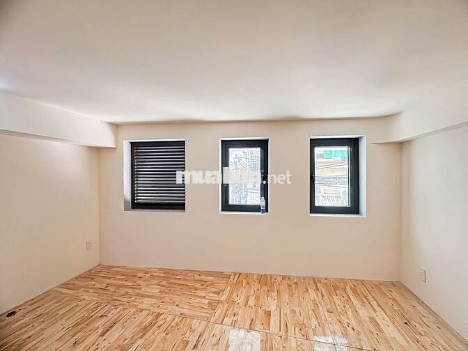 Mặt bằng 1 trệt 1 lửng, có chỗ ở lại, wc riêng. Đường ô tô, sân vỉa hè