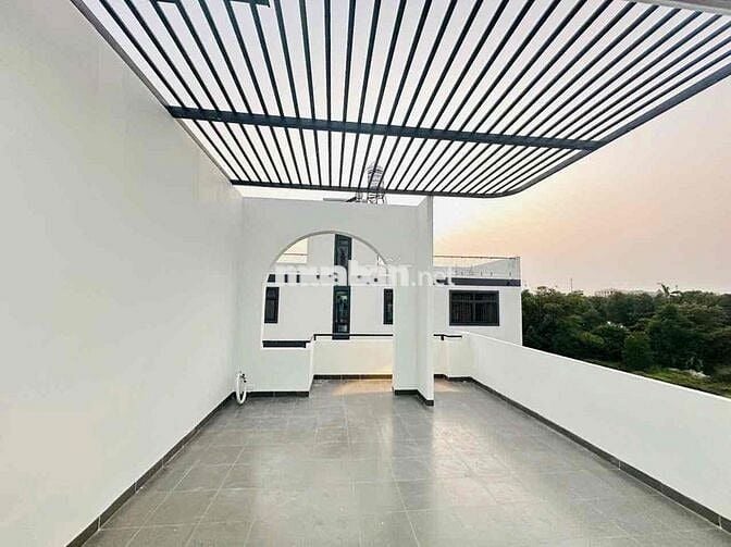 BÁN NHÀ 3 LẦU SHR HOÀN CÔNG ( Hẻm Xe Hơi )