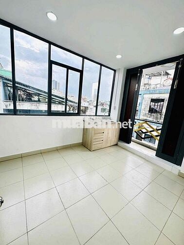 CH 2 PHÒNG NGỦ BALCON VIEW THÀNH PHỐ NGAY TRUNG TÂM QUẬN 1
